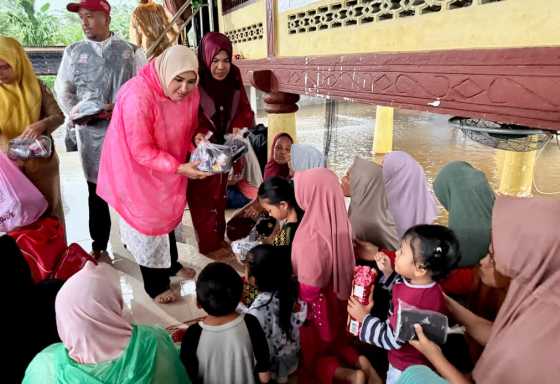 Tembus Banjir dan Hujan, Kak Na Temui Warga di Pengungsian Gampong Matang  Kareung