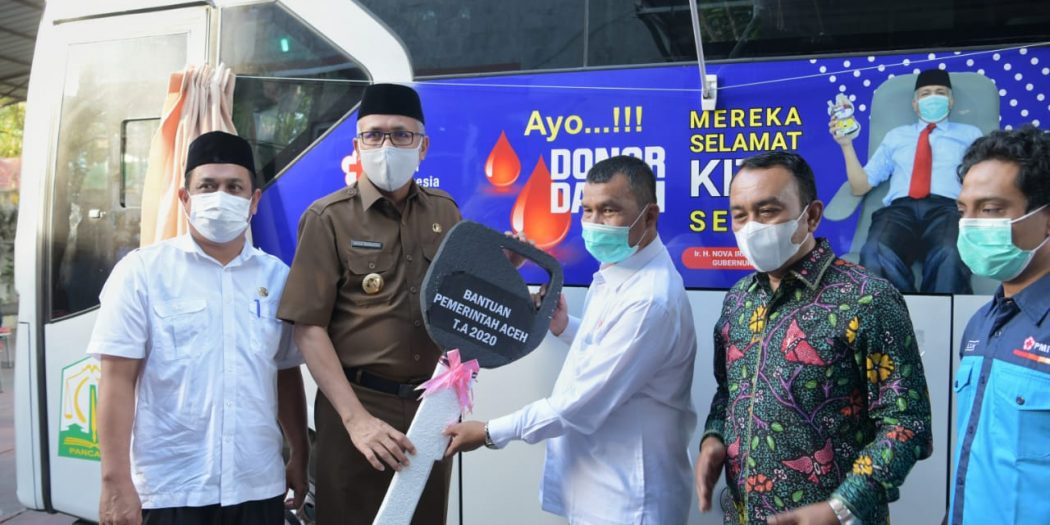 Gubernur Nova Serahkan Satu Unit Mobil Donor Darah untuk PMI Kota Banda Aceh